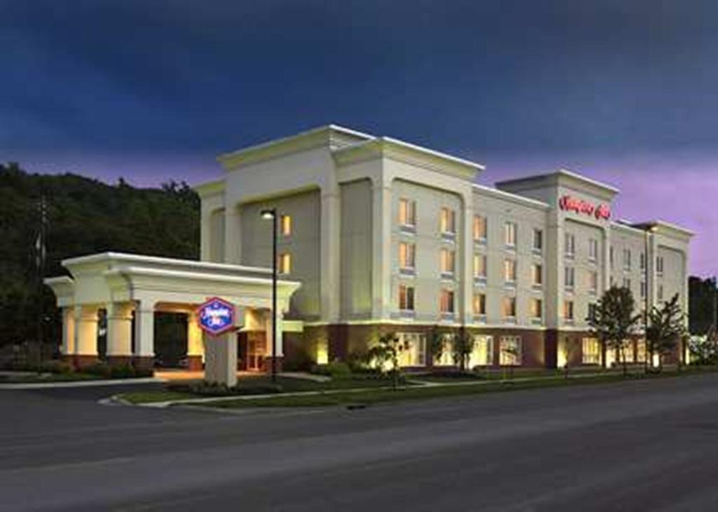 Hampton Inn Ithaca Exterior photo